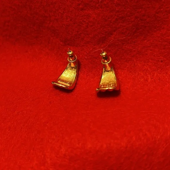 Women’s Beautiful Vintage Monet gold Fan pierced earrings 3/4” - Picture 4 of 5